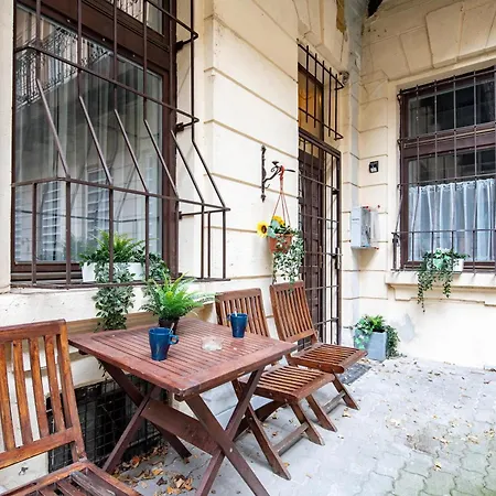 - Comfy - Large Apartment Budapest