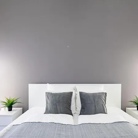 - Comfy - Large Apartment *
