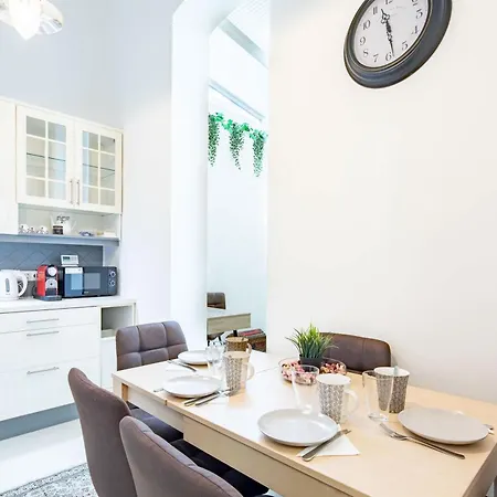- Comfy - Large Apartment Budapest