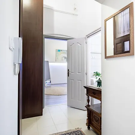- Comfy - Large Apartment *