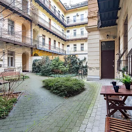 - Comfy - Large Apartment Budapest